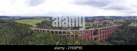 Vista aerea del ponte della valle di Goeltzsch, un imponente viadotto in mattoni che si estende maestosamente sulla valle di Goeltzsch. Il ponte è costituito da seve Foto Stock