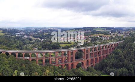 Vista aerea del ponte della valle di Goeltzsch, un imponente viadotto in mattoni che si estende maestosamente sulla valle di Goeltzsch. Il ponte è costituito da seve Foto Stock