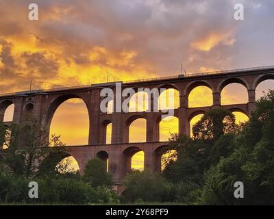 Il ponte della valle di Goeltzsch, un imponente viadotto in mattoni che si estende maestosamente sulla valle di Goeltzsch. Il ponte è costituito da diversi archi e. Foto Stock
