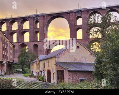 Il ponte della valle di Goeltzsch, un imponente viadotto in mattoni che si estende maestosamente sulla valle di Goeltzsch. Il ponte è costituito da diversi archi e. Foto Stock