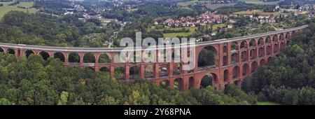 Vista aerea del ponte della valle di Goeltzsch, un imponente viadotto in mattoni che si estende maestosamente sulla valle di Goeltzsch. Il ponte è costituito da seve Foto Stock