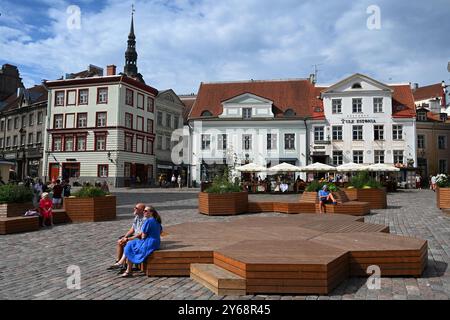 Tallinn, Estonia - 24 luglio 2024: Piazza del Municipio (Raekoda Plats) a Tallinn. Foto Stock