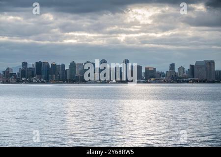 Vista mattutina della baia di San Diego con lo skyline della città sullo sfondo. Foto Stock