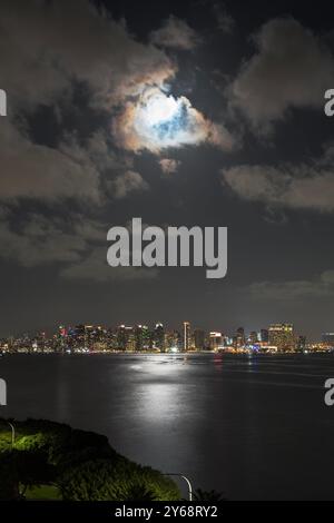 Il chiaro di luna si riflette sulla baia di San Diego con lo skyline della città sullo sfondo. Vista verticale. Foto Stock