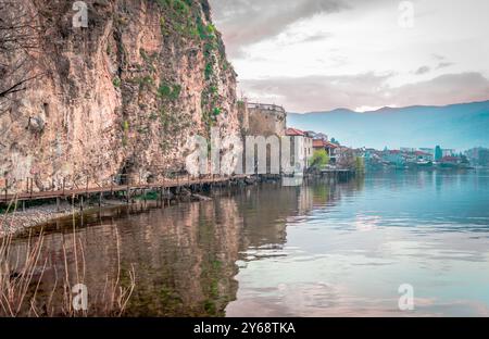 Ohrid Boardwalk, una passerella sul lago che conduce dalla città vecchia di Ocrida alla fortezza di Samuele lungo un sentiero sul lago. In Macedonia del Nord. Foto Stock