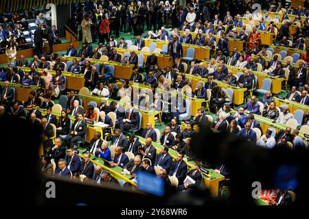 Teilnehmerinnen und Teilnehmer sitzen im Sitzungssaal der 79. Un-Generalversammlung a New York. New York City, 24.09.2024. New York, Stati Uniti Foto Stock