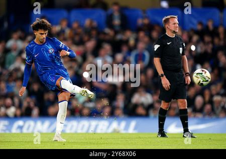 Joao Felix del Chelsea prende un calcio di punizione che porta al terzo gol della squadra, un autogol del portiere del Barrow Paul Farman (non illustrato), durante la partita del terzo turno della Carabao Cup a Stamford Bridge, Londra. Data foto: Martedì 24 settembre 2024. Foto Stock