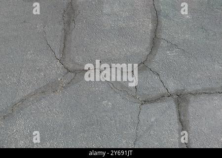 Vista dall'alto delle crepe nell'asfalto che necessitano di una nuova sigillatura Foto Stock