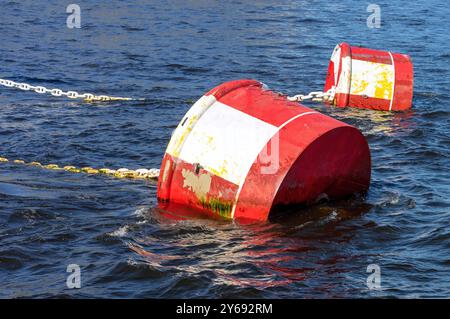 Boa o galleggiante fissato al fondo da un ancoraggio su una fune per indicare una posizione specifica nell'acqua. Foto Stock