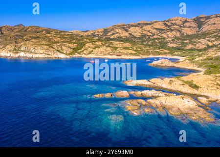 Veduta aerea della costa rocciosa corsa con acqua blu del Mediterraneo vicino Ogliastro, Corsica, Francia Foto Stock