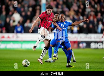 Jamie Jellis di Walsall (a sinistra) sfida Bobby Decordova-Reid di Leicester City (a destra) durante la partita del terzo turno della Carabao Cup al Bescot Stadium di Walsall. Data foto: Martedì 24 settembre 2024. Foto Stock