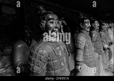 Statue di guerrieri monocromatiche in terracotta esposte nei giardini del palazzo monte Foto Stock