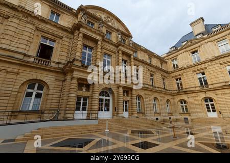 Il cortile interno principale del Senato francese si trova nel giardino del Lussemburgo. Il Senato è una delle due camere del Parlamento francese. Parigi Foto Stock