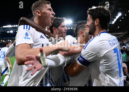 Gabriel Strefezza del Como calcio festeggia dopo un gol durante la partita di calcio di serie A tra IAtalanta BC e calcio Como il 24 settembre 2024 allo stadio Gewiss di Bergamo Foto Stock