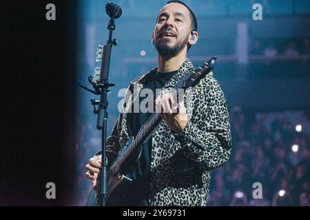 Londra, Regno Unito. 25 settembre 2024. Tour di Linkin Park da Zero World alla London O2 Arena di Greenwich. La band STATUNITENSE Linkin Park torna in forma completa mentre fanno un tour per il loro nuovo album, From Zero. È la prima volta che i Linkin Park vanno in tour con il loro nuovo membro della band, l'ex frontwoman di Dara Sara, Emily Armstrong, insieme ai membri di ritorno della band Mike Shinoda, Dave Farrell, Brad Delson, Joe Hahn e Colin Brittain. 24 settembre 2024. London O2 Arena, Londra, Regno Unito. Ehimetalor Unuabona/Alamy Live News Foto Stock