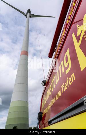 Höhenretter der Berufsfeuerwehr Gelsenkirchen üben das Abseilen von einer Windenergieanlage, aus 110 Metern Höhe, nach der Rettung einer verunfallten person vom Maschinenhaus, Gladbeck, NRW, Deutschland, Höhenrettung *** i soccorritori in altezza dal dipartimento dei vigili del fuoco di Gelsenkirchen praticano la discesa da una turbina eolica da un'altezza di 110 metri dopo aver salvato un incidente in altezza, Germania, Gladbeck, una navata, la Germania Foto Stock