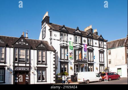 Persone che passano accanto al Buccleuch Arms Hotel fondato nel 1760 a Moffat Dumfries e Galloway Scozia Regno Unito Foto Stock