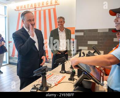 Austin, Texas USA, 24 settembre 2024: Il secondo gentiluomo DOUGLAS EMHOFF (a sinistra) insieme all'ex membro del Congresso democratico del Texas BETO o'ROURKE, ordina in un ristorante Whataburger di Austin sulla strada per una raccolta fondi serale di Houston. Emhoff, marito del vice presidente degli Stati Uniti e candidato democratico alla presidenza Kamala Harris, ha raccolto diversi milioni di dollari in uno swing texano di due giorni per il biglietto Harris-Walz. ©Bob Daemmrich Foto Stock