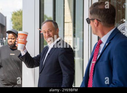 Austin, Texas USA, 24 settembre 2024: Il secondo gentiluomo DOUGLAS EMHOFF (centro) tiene una goccia dietro l'orecchio destro e una grande tazza di bibita analcolica in mano dopo aver fatto un ordine di hamburger da asporto in un ristorante Whataburger ad Austin prima di partire per un evento di raccolta fondi a Houston. Emhoff, marito del vice presidente degli Stati Uniti e candidato democratico alla presidenza Kamala Harris, ha raccolto diversi milioni di dollari in uno swing texano di due giorni per il biglietto Harris-Walz. ©Bob Daemmrich Foto Stock