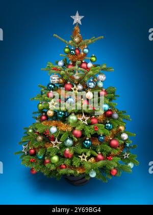 Splendido albero di Natale decorato con ornamenti colorati su un vibrante sfondo blu Foto Stock