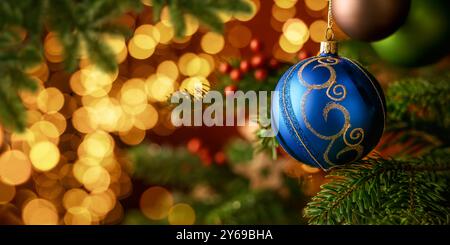 Elegante scena natalizia natalizia con il primo piano di un bauble adornato di blu appeso ad un abete, con luci sfocate e lucenti appese sul retro Foto Stock