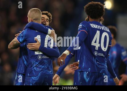 Londra, Regno Unito. 24 settembre 2024. Pedro Neto (2° L) del Chelsea festeggia dopo i punteggi per arrivare a 4-0 durante la partita della Carabao Cup allo Stamford Bridge di Londra. Il credito per immagini dovrebbe essere: Paul Terry/Sportimage Credit: Sportimage Ltd/Alamy Live News Foto Stock