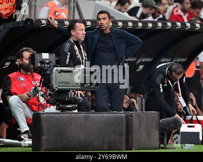 ISTANBOEL - (l-r) Besiktas, assistente allenatore del JK Jean Paul van Gastel, allenatore del Besiktas JK Giovanni van Bronckhorst durante la partita turca Super Lig tra Besiktas AS e Eyupspor allo stadio Besiktas Park il 22 settembre 2024 a Istanbul, Turchia. ANP | Hollandse Hoogte | GERRIT VAN KEULEN Foto Stock