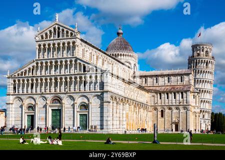 La Cattedrale di Santa Maria Assunta e l'iconica Torre Pendente in Piazza dei Miracoli, Pisa, Italia Foto Stock