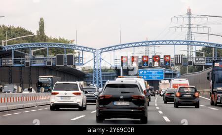 Amburgo, Germania. 24 settembre 2024. Vista di un sistema di controllo del traffico sulla A1 tra Stellingen e Schnelsen in direzione nord. Credito: Markus Scholz/dpa/Alamy Live News Foto Stock