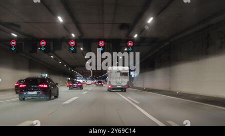 Amburgo, Germania. 24 settembre 2024. Vista del sistema di controllo del traffico nel tunnel dell'autostrada Stellingen in direzione nord. Credito: Markus Scholz/dpa/Alamy Live News Foto Stock