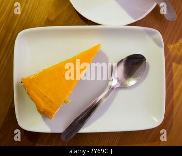 Fetta di cheesecake mousse cremosa Foto Stock