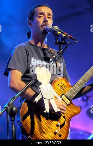 Bollate Milano Italia 27/06/2008: Daniele Silvestri, cantante italiano, durante il concerto dal vivo al Festival di Villa Arconati Foto Stock