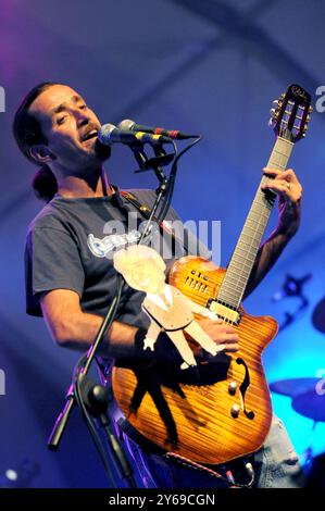 Bollate Milano Italia 27/06/2008: Daniele Silvestri, cantante italiano, durante il concerto dal vivo al Festival di Villa Arconati Foto Stock