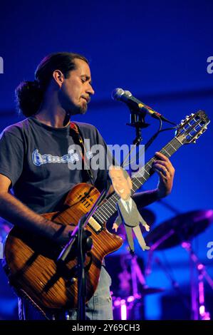 Bollate Milano Italia 27/06/2008: Daniele Silvestri, cantante italiano, durante il concerto dal vivo al Festival di Villa Arconati Foto Stock