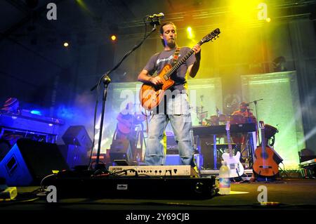 Bollate Milano Italia 27/06/2008: Daniele Silvestri, cantante italiano, durante il concerto dal vivo al Festival di Villa Arconati Foto Stock