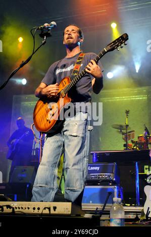 Bollate Milano Italia 27/06/2008: Daniele Silvestri, cantante italiano, durante il concerto dal vivo al Festival di Villa Arconati Foto Stock