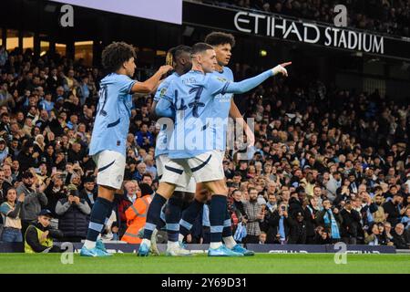 Manchester, Regno Unito. 24 settembre 2024. Il difensore del Manchester City Rico Lewis (82), l'attaccante del Manchester City Jeremy Doku (11), il centrocampista del Manchester City Nico o'Reilly (75) e il centrocampista del Manchester City Phil Foden (47) celebrano il primo gol della partita 1-0 durante la partita del Manchester City FC contro Watford FC Carabao Cup al terzo turno dell'Etihad Stadium di Manchester, Inghilterra, Regno Unito il 24 settembre 2024 Credit: Every Second Media/Alamy Live News Foto Stock