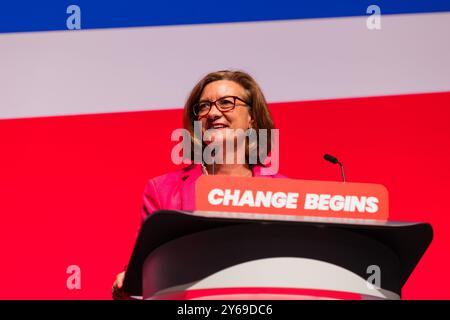 Liverpool, Regno Unito. 23 settembre 2024. Liverpool, Regno Unito. 23 SETTEMBRE 2024. Eluned Morgan, primo ministro del Galles, interviene sul palco principale come parte della relazione del Galles alla conferenza del partito laburista del secondo giorno. Crediti Milo Chandler/Alamy Live News crediti: Milo Chandler/Alamy Live News Foto Stock