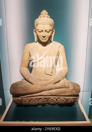 Bangkok, Thailandia, Sud-est asiatico, Asia. Museo nazionale di Bangkok. Scultura di Buddha in posa di meditazione. Lopburi Art (arte Khmer in Thailandia), ispirata allo stile Bayon, XIII-XIV secolo d.C. Trovato a Wat Phra si Rattana, provincia di Lopburi. Foto Stock