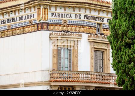 Ornamenti in ceramica della facciata, Terrisseria Arpí, Sant Cugat del Vallès (Vallès Occidental), Catalogna, Spagna. Foto Stock