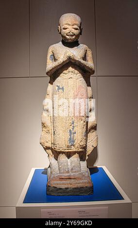 Bangkok, Thailandia, Sud-est asiatico, Asia. Museo nazionale di Bangkok. Scultura discepolo di Buddha. CA. XIII - XIV secolo d.C. Da Wat Wiang, distretto di Chaiya, provincia di Suratthani. Foto Stock