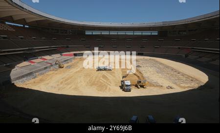 Siviglia, 14/08/2024. Lavora allo stadio la Cartuja per aumentare la capacità. Foto: JM Serrano. Archsev. Crediti: Album / Archivo ABC / Juan Manuel Serrano Becerra Foto Stock