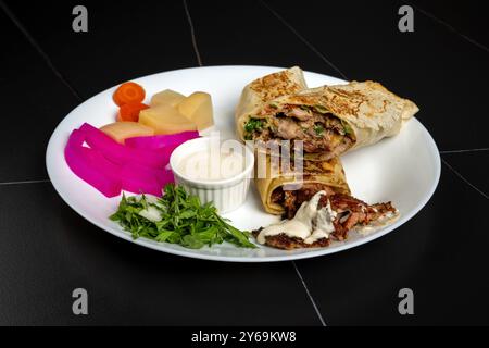 Panino con shawarma di manzo, panino fresco con Doner Kebab turco su un piatto - manzo Shawarma Foto Stock