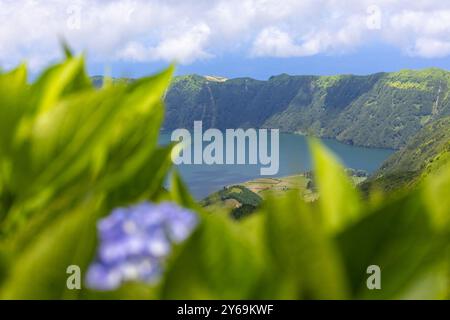 Vista sulla laguna di Sete Cidades (Lagoa das Sete Cidades). Isola di Sao Miguel, Azzorre, Portogallo Foto Stock