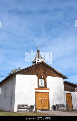 San Antonito Catholic Missioin New Mexico, è in mattoni con ampie porte in legno su cui sono scolpite tre croci . Foto Stock