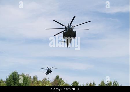 Due elicotteri CH-53E Super Stallion del corpo dei Marines degli Stati Uniti si preparano ad atterrare presso l'Adirondack Range a Fort Drum, New York, durante l'esercitazione Jaded Thunder, 17 settembre 2024. (Foto della U.S. Air National Guard del Senior Airman Dylan McCrink) Foto Stock