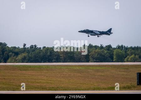 Un jet AV-8B Harrier II del Marine Attack Squadron 223, decolla dal Wheeler-Sack Army Airfield di Watertown, New York, durante l'esercitazione Jaded Thunder, 17 settembre 2024. Jaded Thunder è un'esercitazione annuale congiunta di armi combinate per l'integrazione del fuoco che si è tenuta l'ultima volta a Fort Drum nel 2017. (Foto U.S. Air National Guard di Tech Sgt. Alexander Rector) Foto Stock