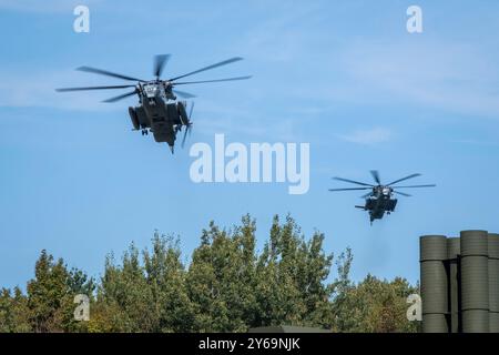 Due elicotteri CH-53E Super Stallion del corpo dei Marines degli Stati Uniti, con equipaggio dei membri del Marine Heavy Helicopter Squadron 772, si preparano ad atterrare presso l'Adirondack Air to Ground Gunnery Range a Fort Drum, NY, durante l'esercitazione Jaded Thunder, 17 settembre 2024. Jaded Thunder è un'esercitazione annuale congiunta di armi combinate per l'integrazione del fuoco che si è tenuta l'ultima volta a Fort Drum nel 2017. (Foto U.S. Air National Guard di Tech Sgt. Alexander Rector) Foto Stock