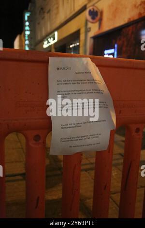 Barclays Bank vandalizzato e coperto di vernice, porta e finestre frantumati con un martello, due uomini avrebbero lanciato la vernice alla diramazione in Northumberland Street a Newcastle poco prima delle 05:30. Lasciando i clienti a recarsi in banca a Cramlington, nel Northumbrland. Newcastle upon Tyne, Regno Unito, 24 settembre, 2024, credito: DEW/Alamy Live News Foto Stock