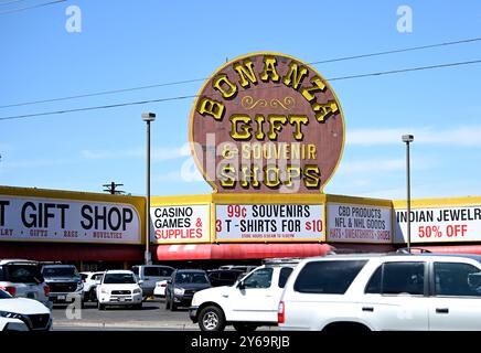 Las Vegas, Stati Uniti. 23 settembre 2024. LAS VEGAS, NEVADA - 23 SETTEMBRE: Una vista esterna dei negozi di souvenir e articoli da regalo Bonanza è visibile il 23 settembre 2024 a Las Vegas, Nevada. Il Bonanza Gift & souvenir Shops ha aperto nel 1980 ed è considerato il più grande negozio di articoli da regalo del mondo ed è un punto di riferimento di Las Vegas. (Foto di Bryan Steffy/Sipa USA) credito: SIPA USA/Alamy Live News Foto Stock